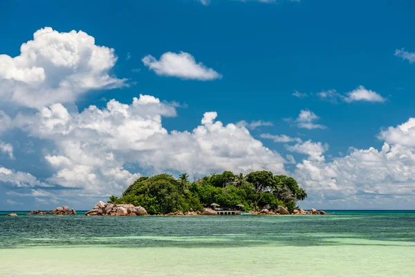 Тропический остров на Сейшельских островах — стоковое фото