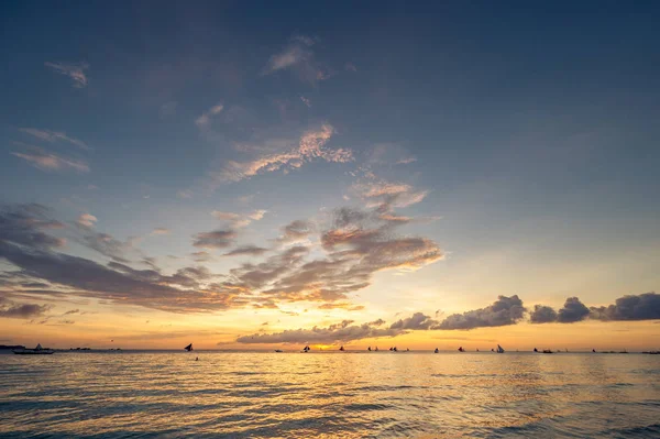 在菲律宾长滩岛海滩美丽的日落 — 图库照片