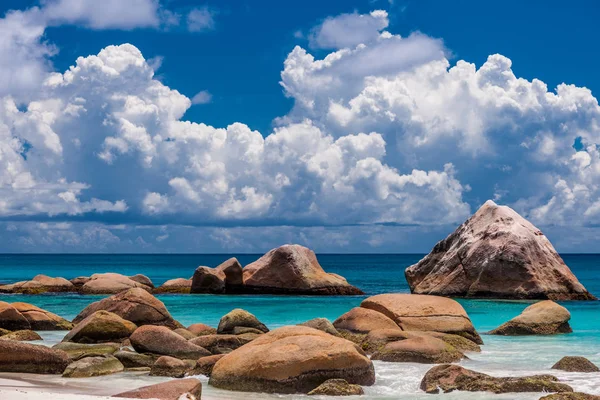 Bella spiaggia alle Seychelles — Foto Stock