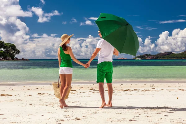 Pareja en verde en una playa en Seychelles —  Fotos de Stock