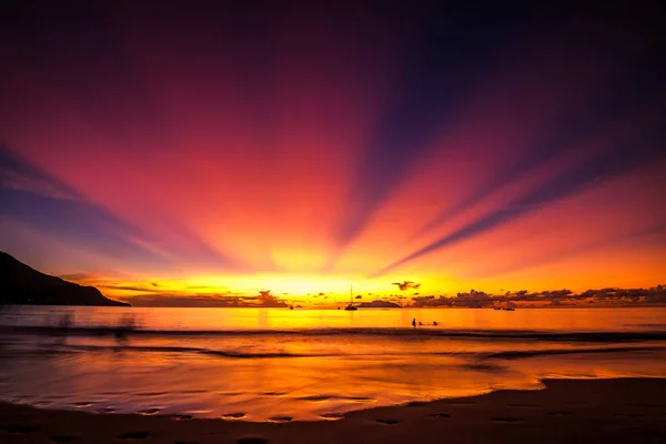 Beau coucher de soleil sur la plage des Seychelles — Photo