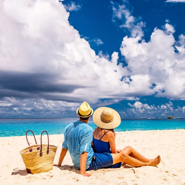 Coppia su una spiaggia alle Seychelles — Foto Stock