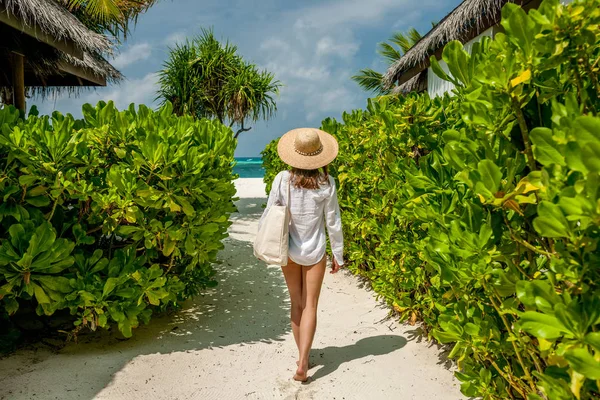 Frau mit Tasche und Sonnenhut am Strand — Stockfoto