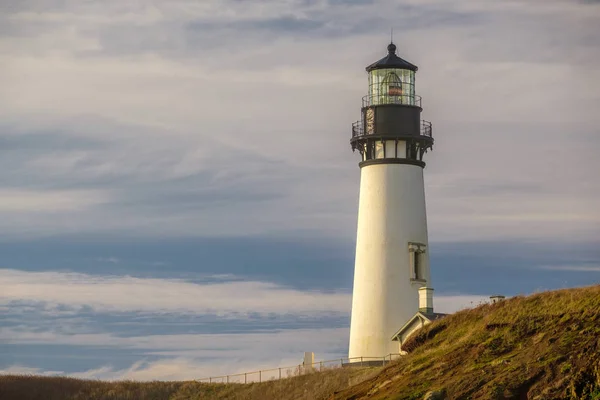 Yaquina Head farol na costa do Pacífico, construído em 1873 — Fotografia de Stock