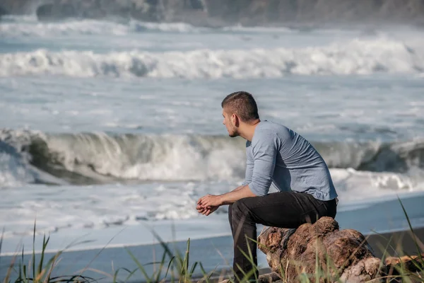 Un homme seul à la plage de la côte Pacifique des États-Unis — Photo