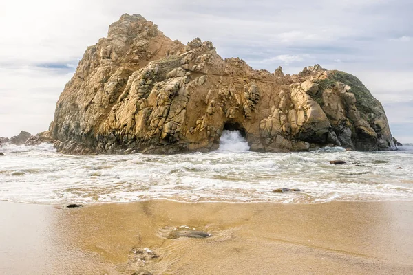 Rock am Strand von Pfeiffer, Kalifornien — Stockfoto