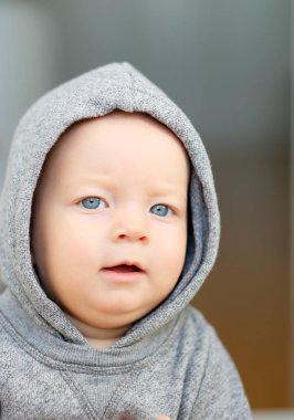 mavi gözlü erkek bebek