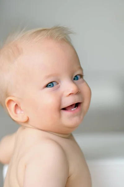 Mavi gözlü erkek bebek — Stok fotoğraf
