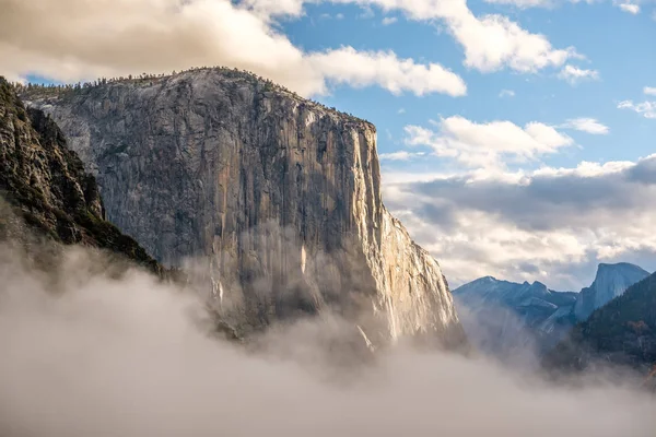 El Capitan szikla a Yosemite Nemzeti Parkban — Stock Fotó