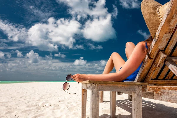 Femme à la plage avec des lunettes de soleil — Photo