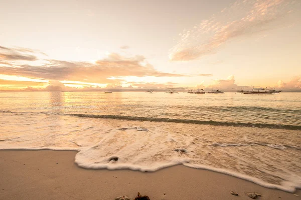 Sonnenuntergang am tropischen Strand auf den Philippinen — Stockfoto