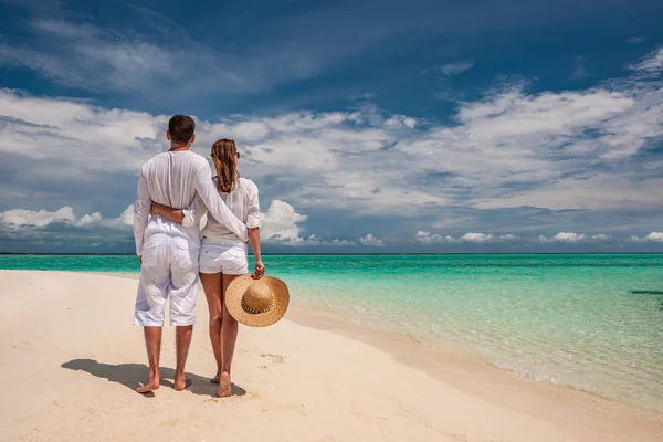 Maldivler bir plajda couple — Stok fotoğraf