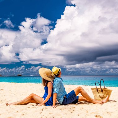 Seyşel Adaları, bir plajda couple