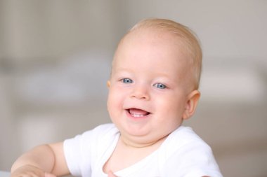 mavi gözlü erkek bebek