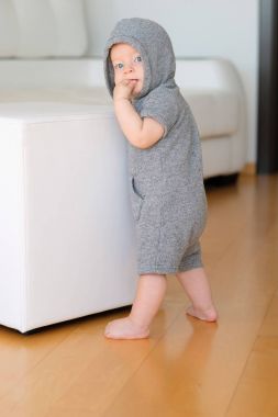 Erkek bebek mavi giyen hoodie gözleri 