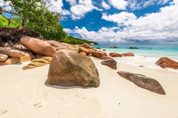 Bella spiaggia alle Seychelles — Foto Stock