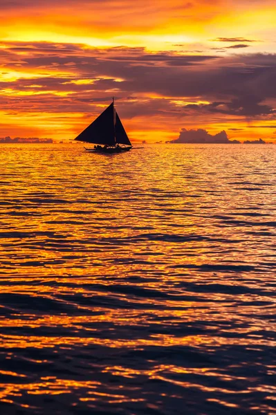 Zachód słońca na plaży na wyspie Boracay — Zdjęcie stockowe