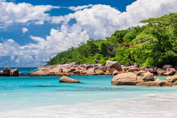 Bella spiaggia alle Seychelles — Foto Stock