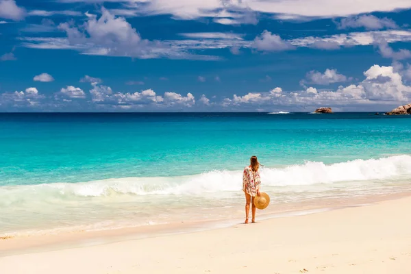 Donna con pareo sulla spiaggia alle Seychelles — Foto Stock