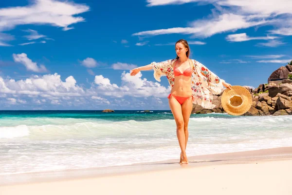 Женщина на пляже на Сейшельских островах — стоковое фото
