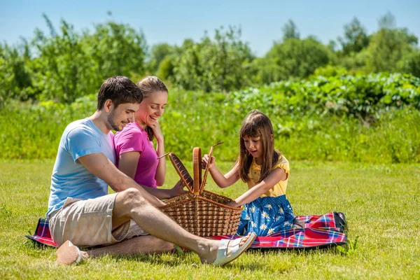 Glückliche Familie beim Picknick — Stockfoto