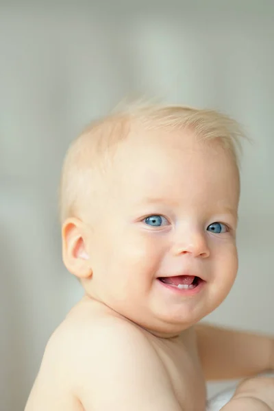 Niño con ojos azules —  Fotos de Stock