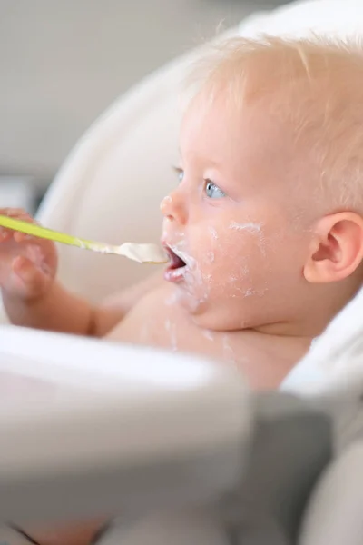 Alimentación del bebé con cuchara — Foto de Stock
