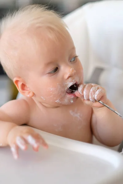 Bebek kaşıkla beslenme — Stok fotoğraf