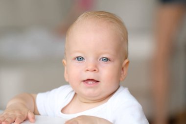 mavi gözlü erkek bebek