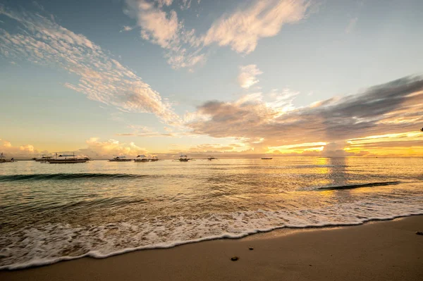 Coucher de soleil tropical sur la plage aux Philippines — Photo