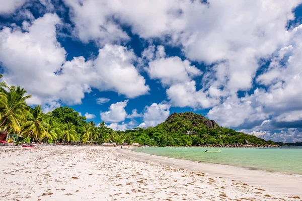 Bella spiaggia alle Seychelles — Foto Stock