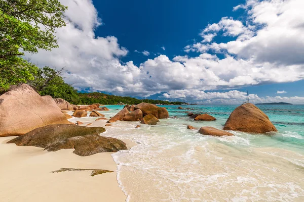 Bella spiaggia alle Seychelles — Foto Stock