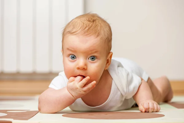 Bambino di quattro mesi — Foto Stock