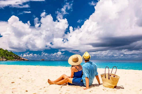 Casal em uma praia em Seychelles — Fotografia de Stock