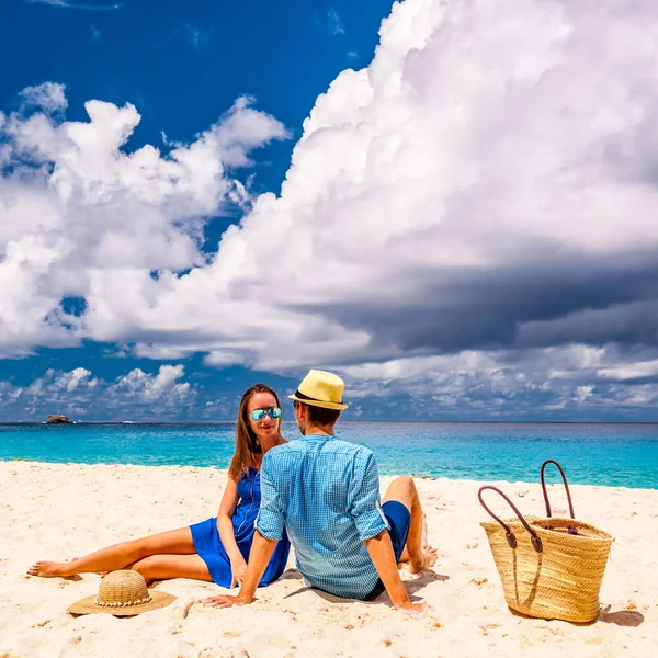 Seyşel Adaları, bir plajda couple