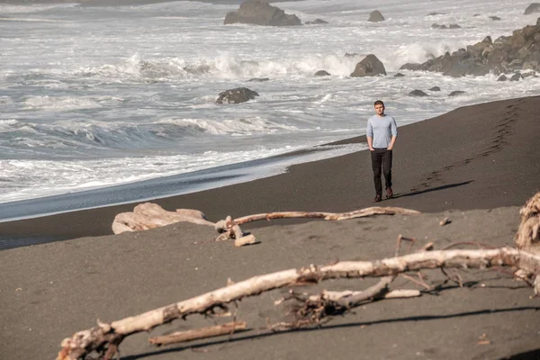 Osamělý muž v Usa Pacific coast beach — Stock fotografie