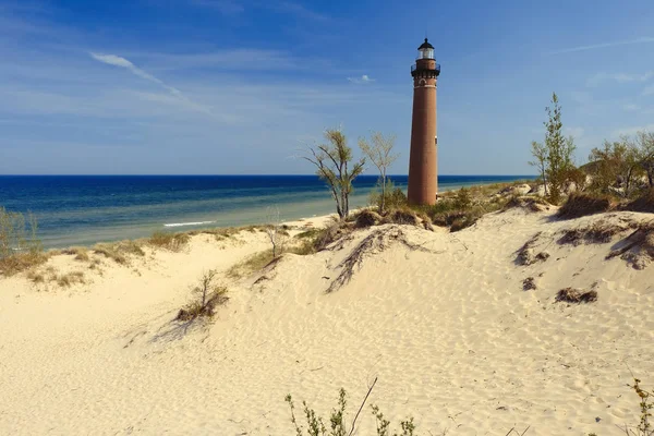 Piccolo faro di Sable Point in dune — Foto Stock