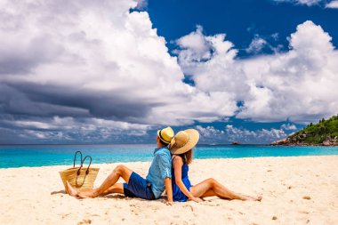 Seyşel Adaları, bir plajda couple