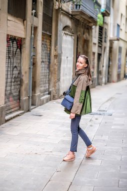 Kadın kamera çantası ile