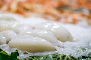 Pazar ekranda taze kalamar