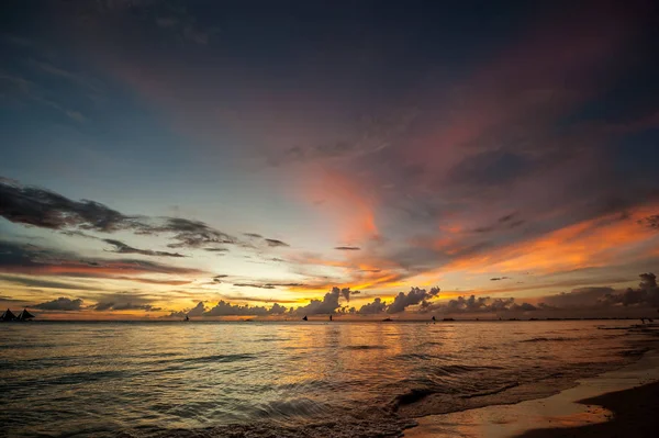 Belo pôr do sol na praia de Boracay — Fotografia de Stock