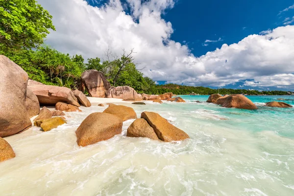 Bella spiaggia alle Seychelles — Foto Stock