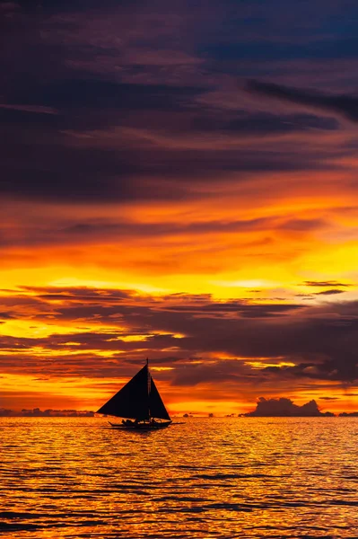 Piękny zachód słońca na plaży na wyspie Boracay — Zdjęcie stockowe