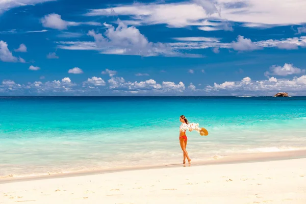 Kvinna med sarong på stranden — Stockfoto