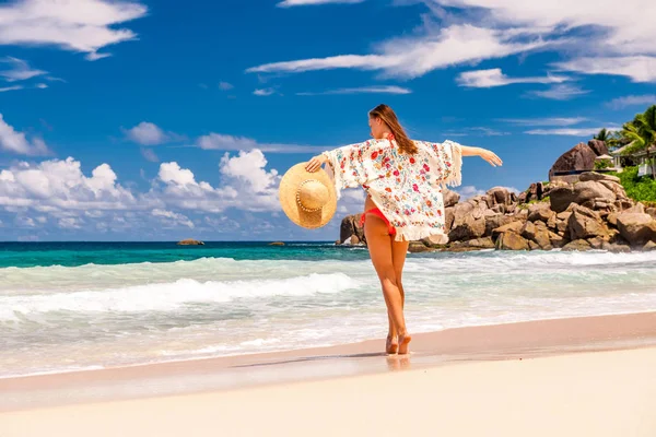 Kobieta z chusta na plaży — Zdjęcie stockowe