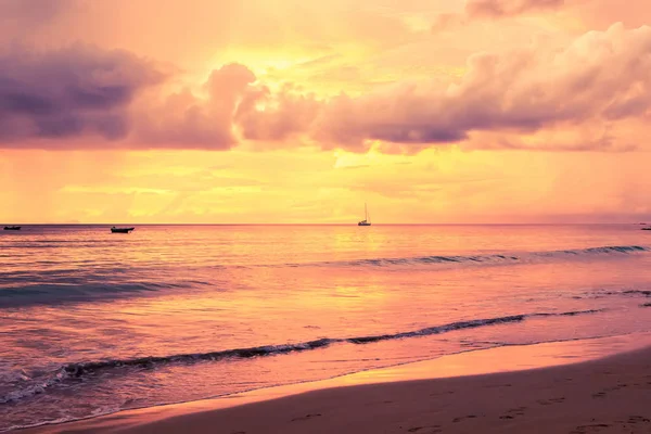 Pôr do sol na praia das Seychelles — Fotografia de Stock