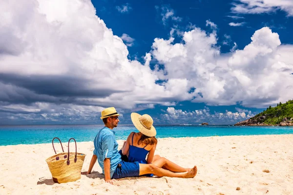 Coppia su una spiaggia alle Seychelles — Foto Stock