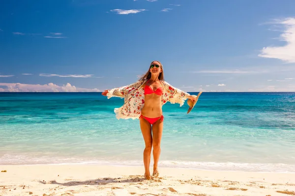 Žena s sarong na pláži — Stock fotografie