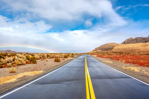 Open snelweg en regenboog — Stockfoto