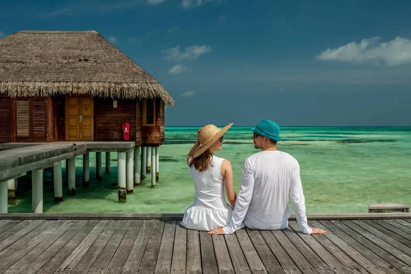 Maldivler plaj iskeleye couple — Stok fotoğraf